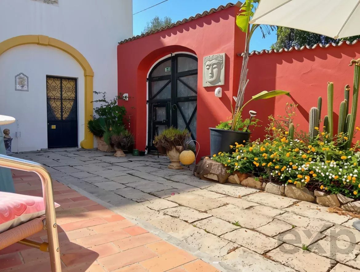 Exclusive property with five independent units and investment potential