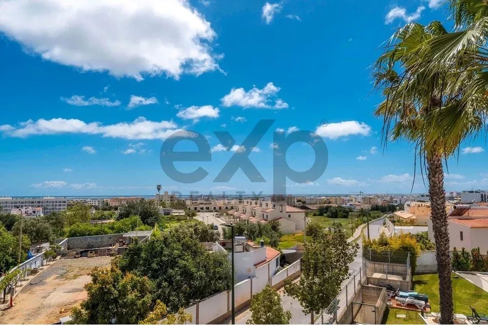 Spacious 4 bedroom apartment in Olhão, located in a luxurious condominium with two shared swimming pools and gym. Expansive interiors and terrace.
