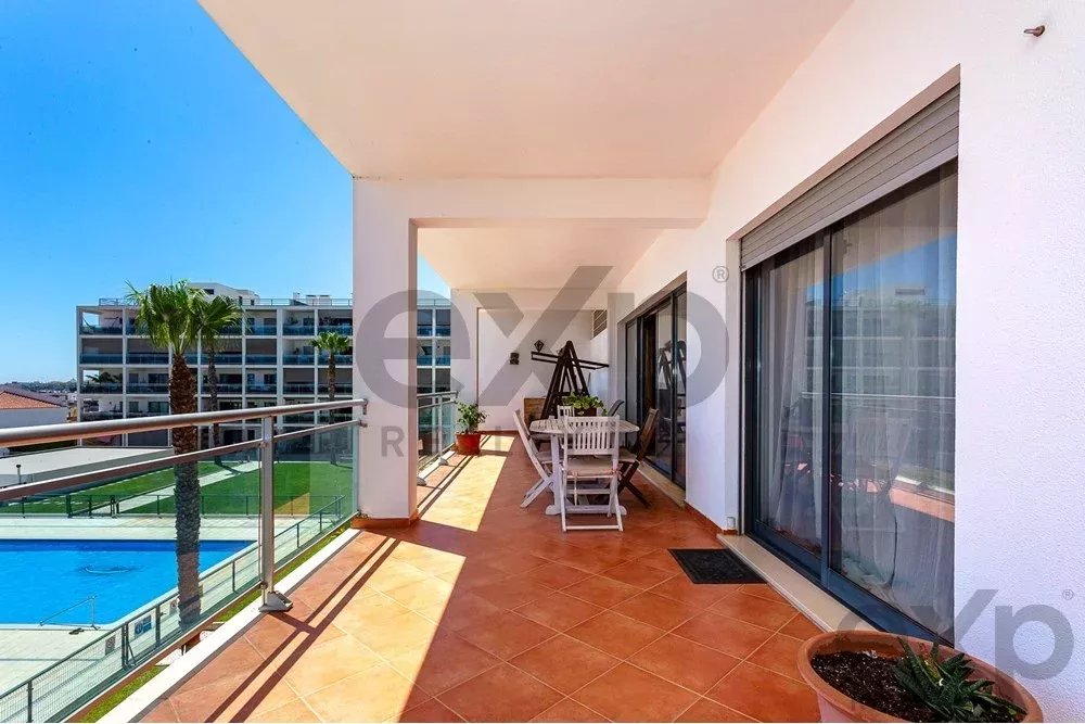 Spacious 4 bedroom apartment in Olhão, located in a luxurious condominium with two shared swimming pools and gym. Expansive interiors and terrace.