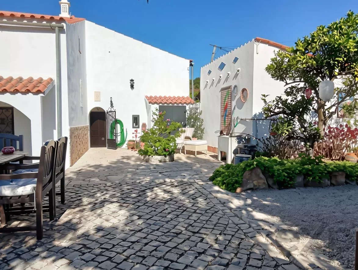 Exclusive property with five independent units and investment potential