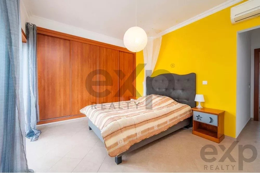 Spacious 4 bedroom apartment in Olhão, located in a luxurious condominium with two shared swimming pools and gym. Expansive interiors and terrace.