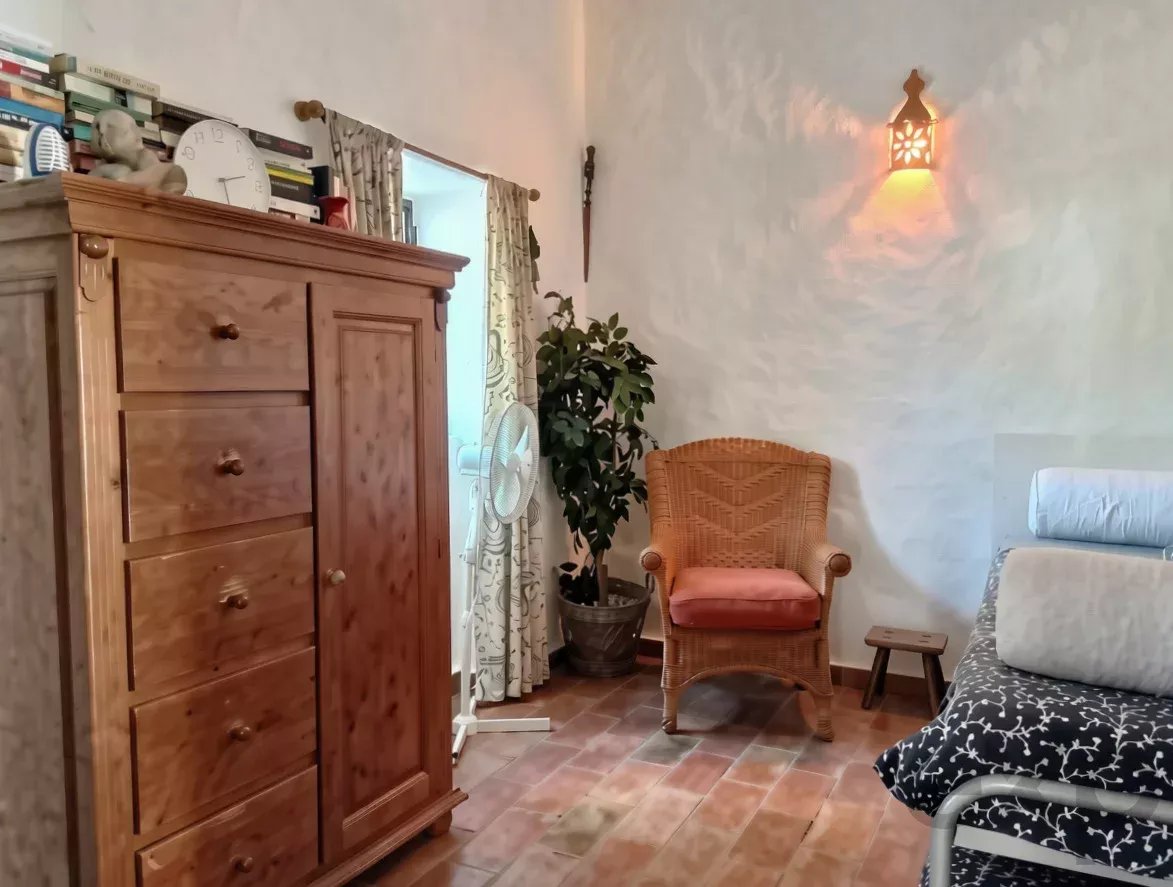 Exclusive property with five independent units and investment potential
