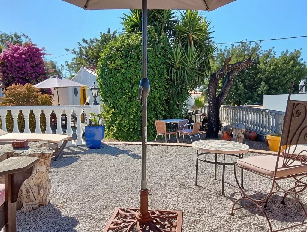Exclusive property with five independent units and investment potential