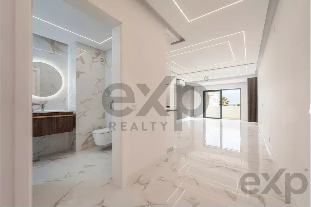 Modern 2-Bedroom Beachfront Apartment in Quarteira