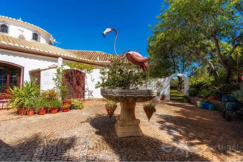 Magnificent property with pool and sea view