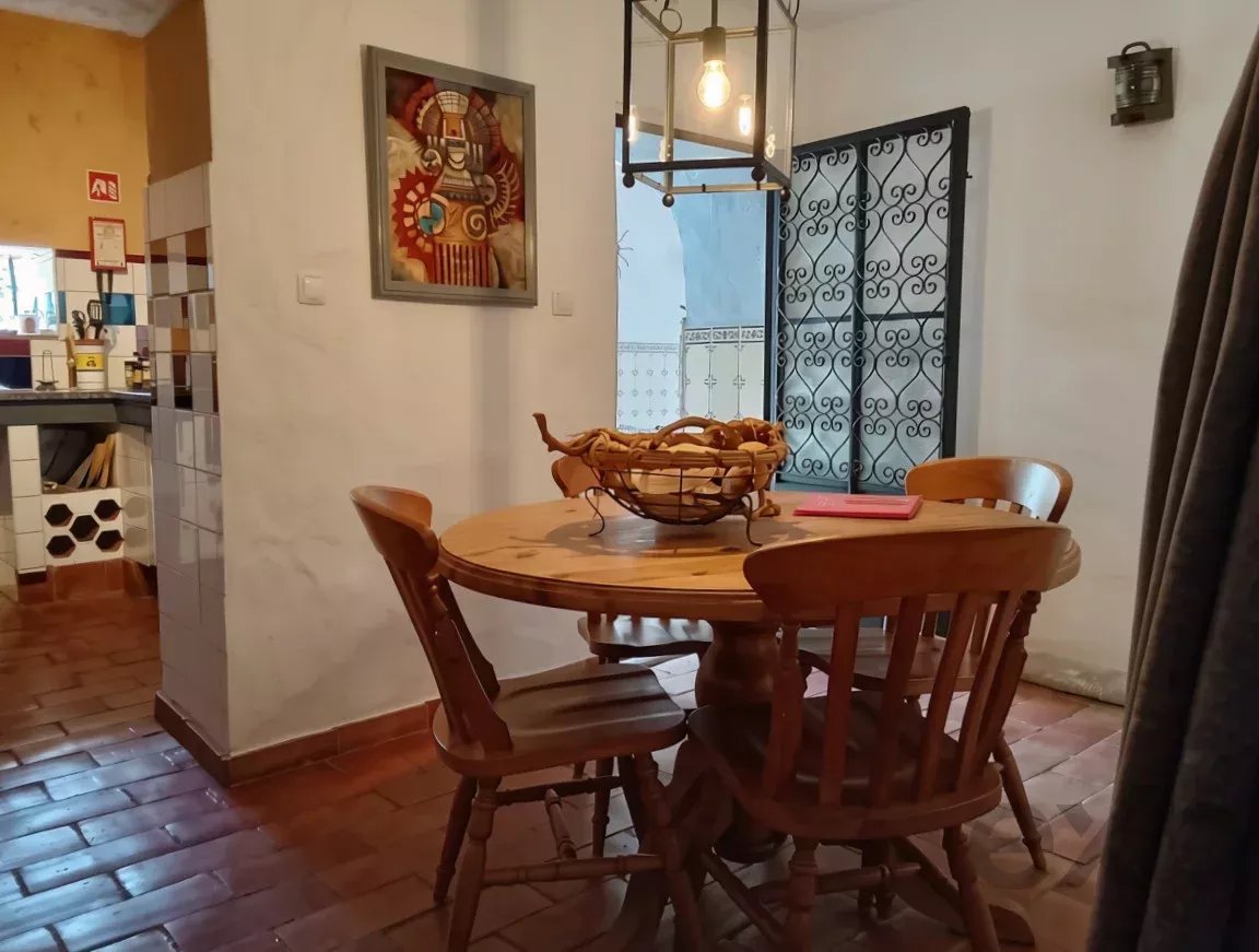 Exclusive property with five independent units and investment potential