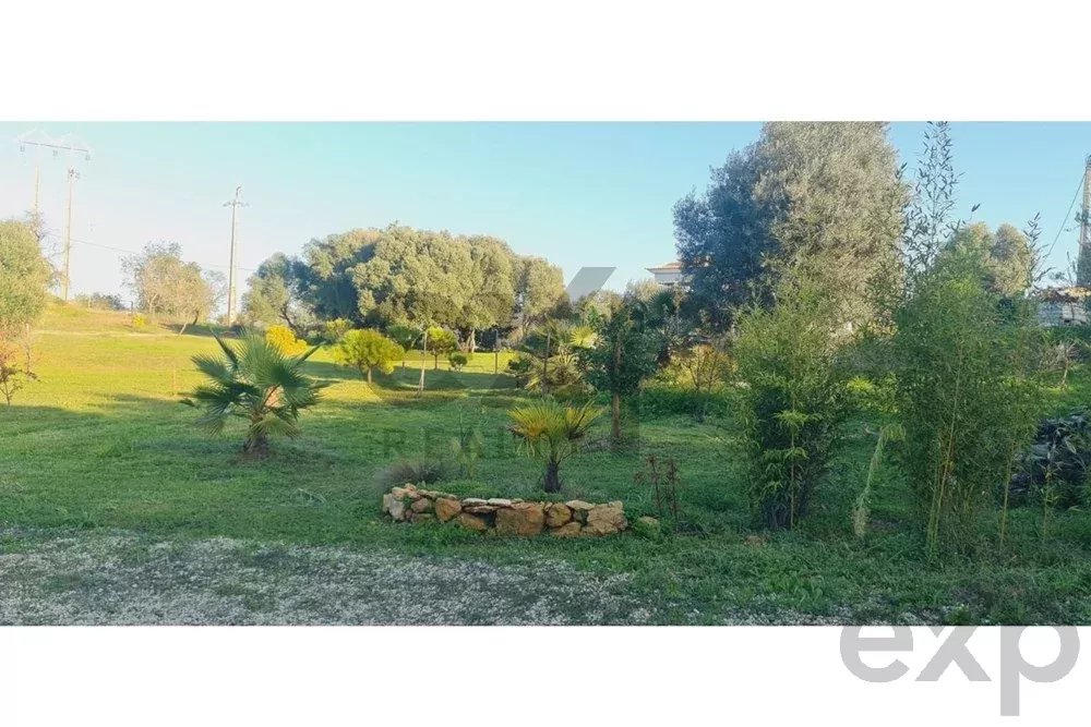 Buildable land with a ruin and an approved project