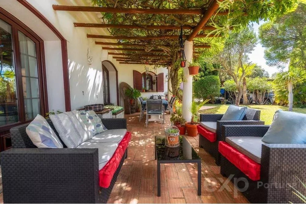 Magnificent property with pool and sea view
