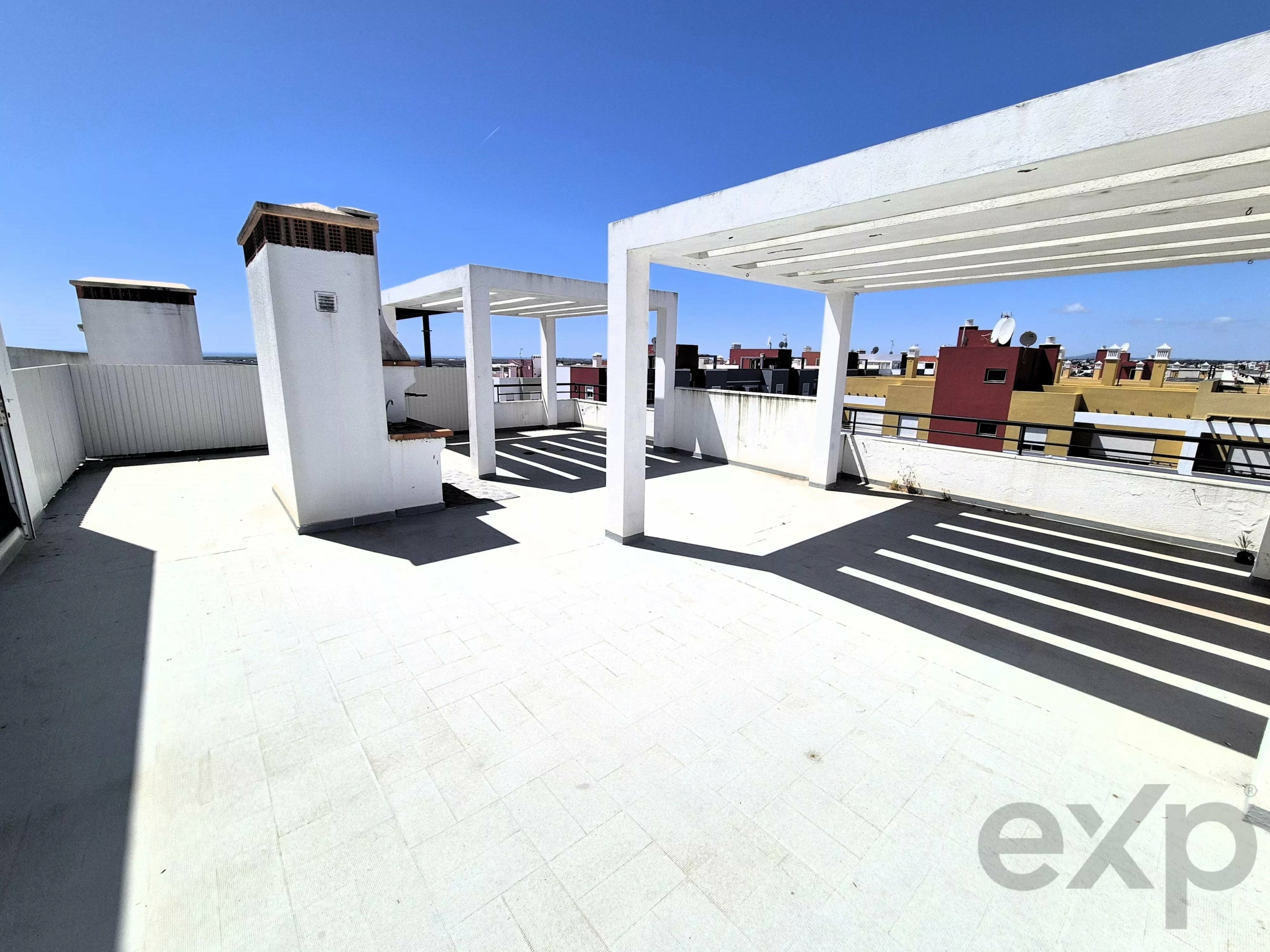 Apartamento T1 Exclusivo em Tavira: Último Piso com Terraço Privativo e Vista Mar e Cidade
