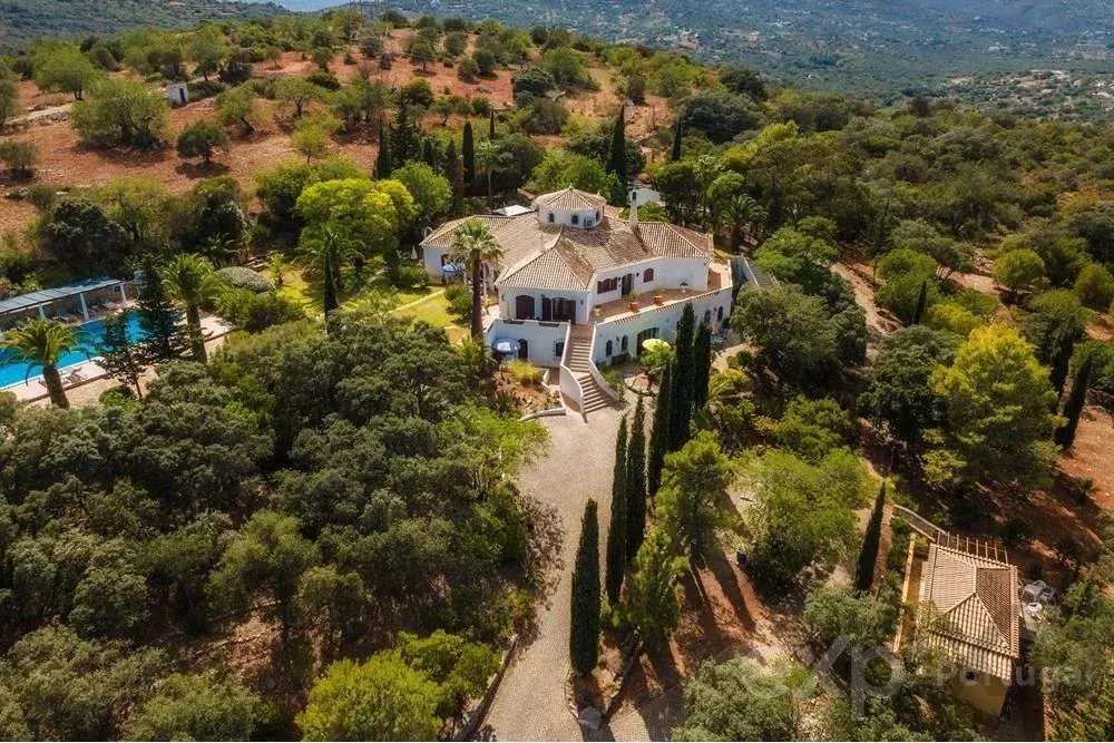 Magnificent property with pool and sea view