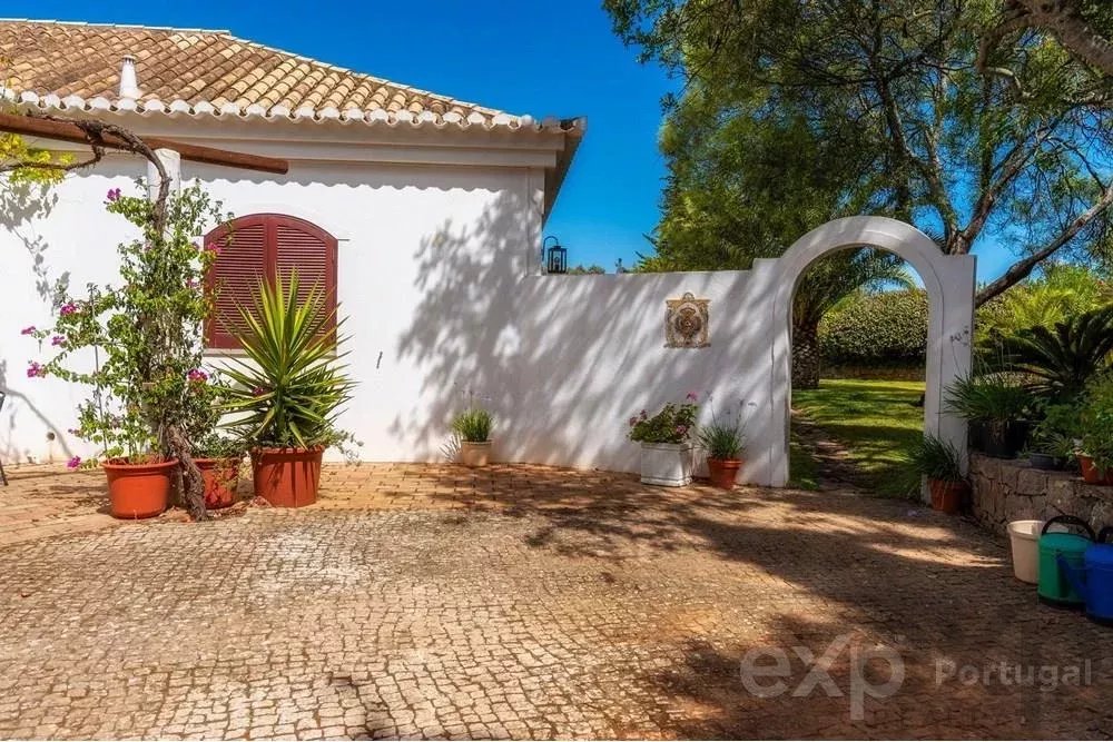 Magnificent property with pool and sea view