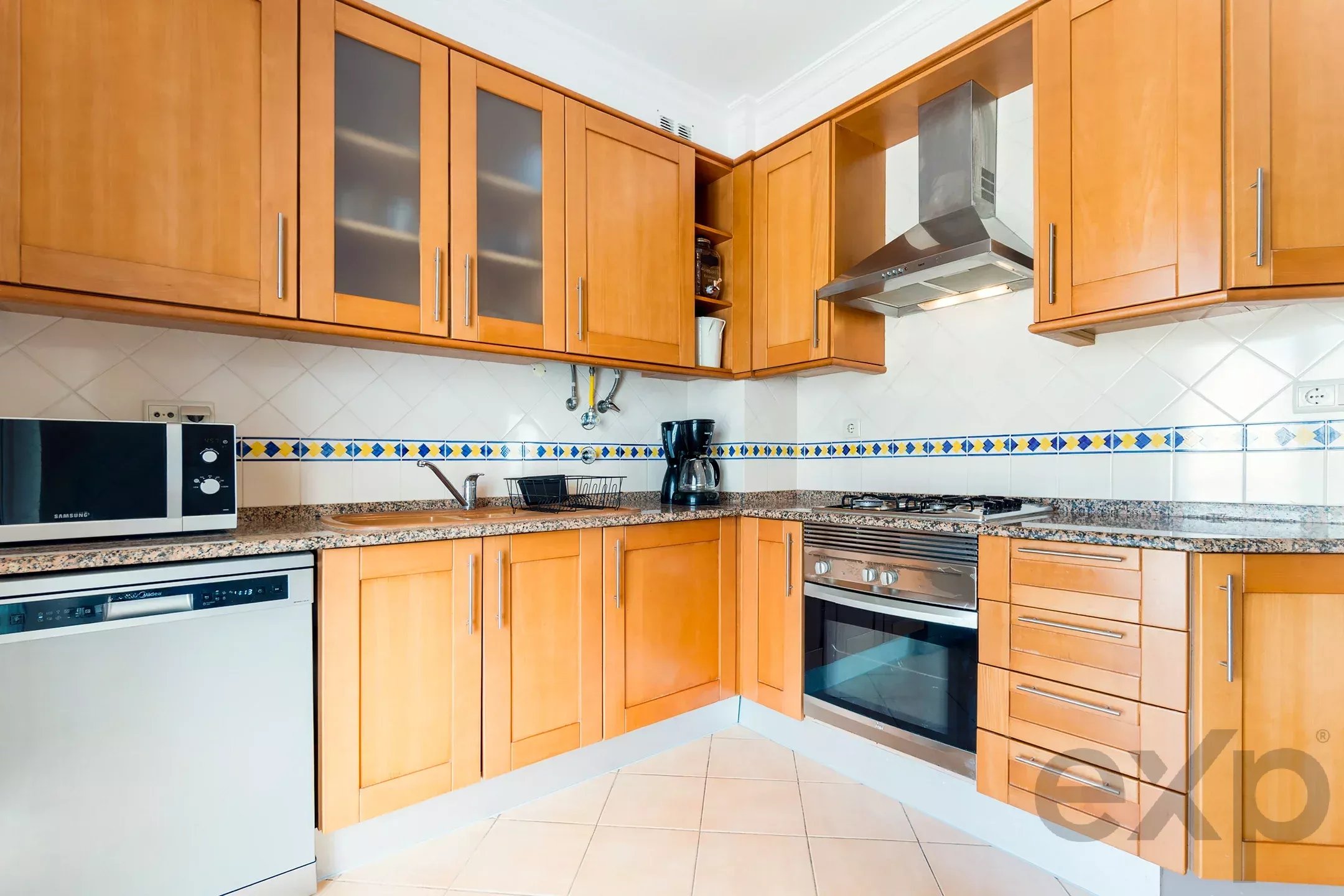 Furnished 2-bedroom apartment with terrace and parking in the centre of Cabanas de Tavira
