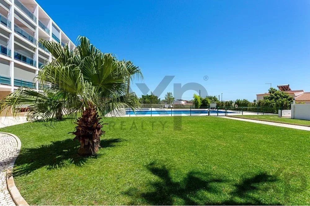 Spacious 4 bedroom apartment in Olhão, located in a luxurious condominium with two shared swimming pools and gym. Expansive interiors and terrace.