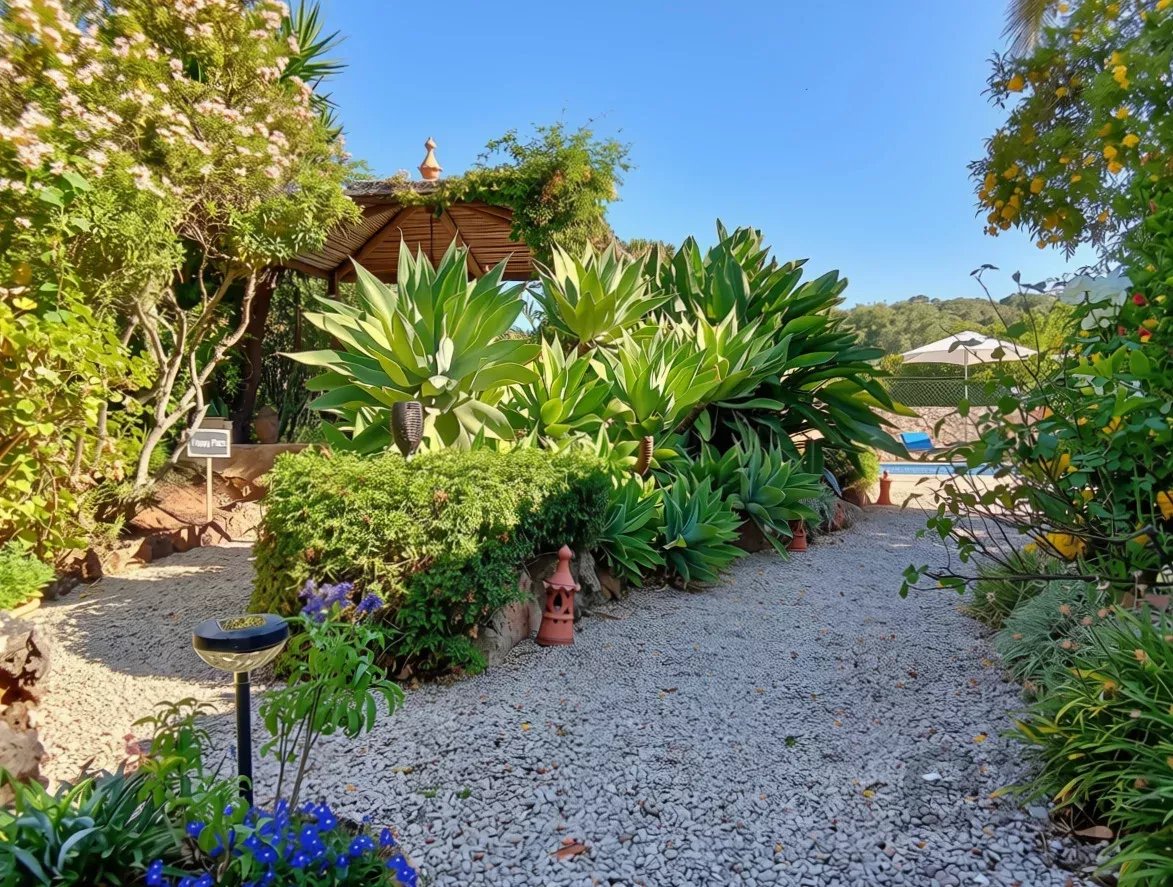 Exclusive property with five independent units and investment potential