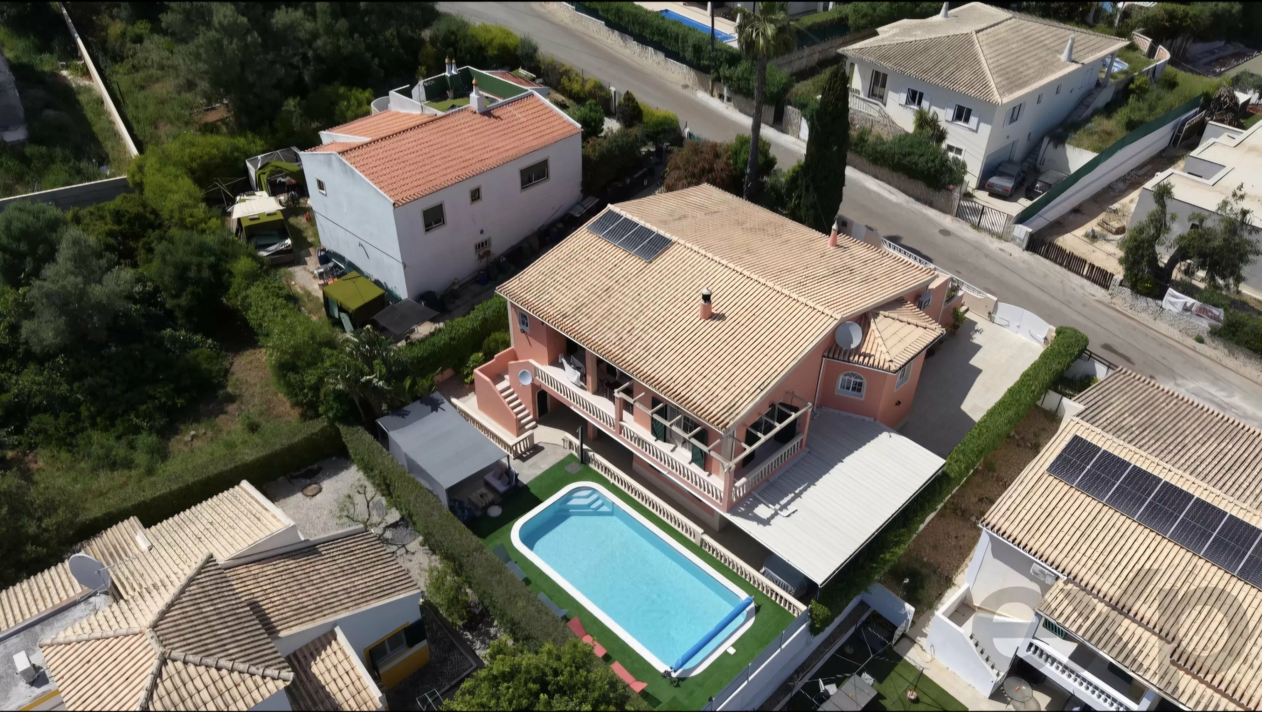 3-bedr. house + 1-bedr. annex, swimming pool and garage,