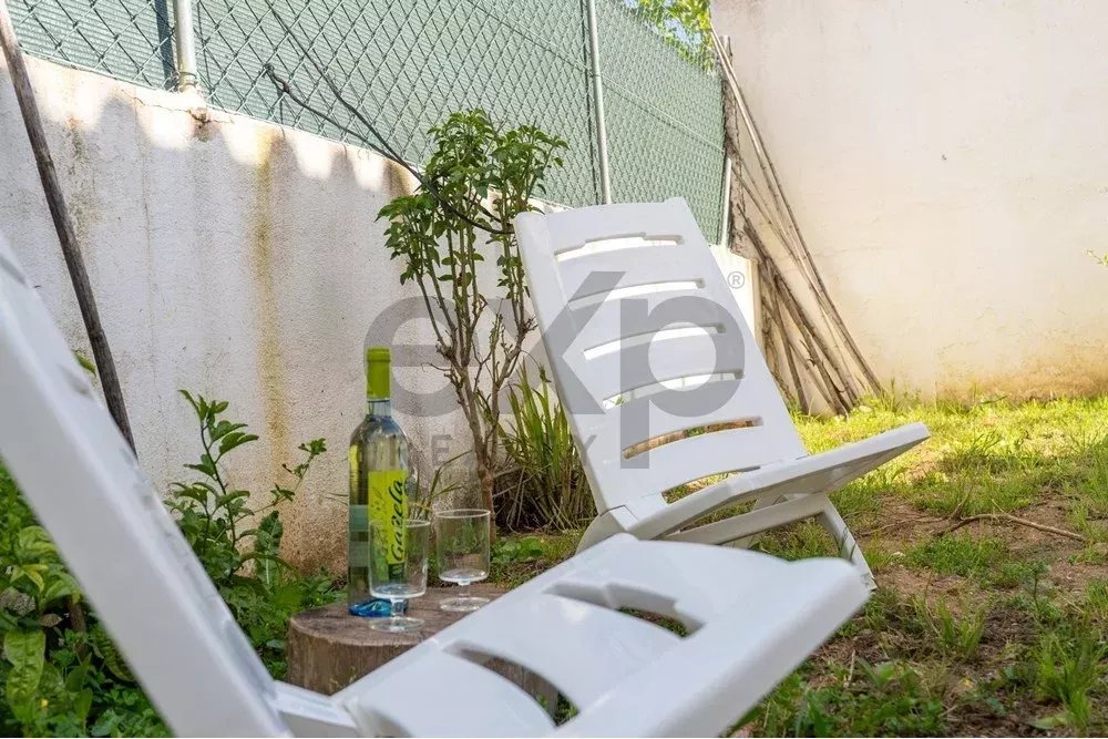 “Moradia isolada de 3 quartos com jardim, estacionamento coberto, vista para o campo, perto da N125 e comércio.”