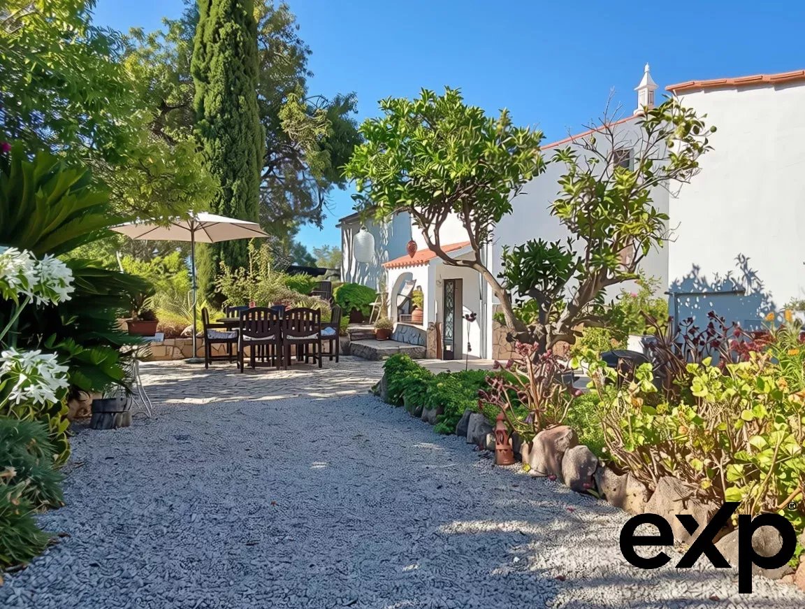 Exclusive property with five independent units and investment potential