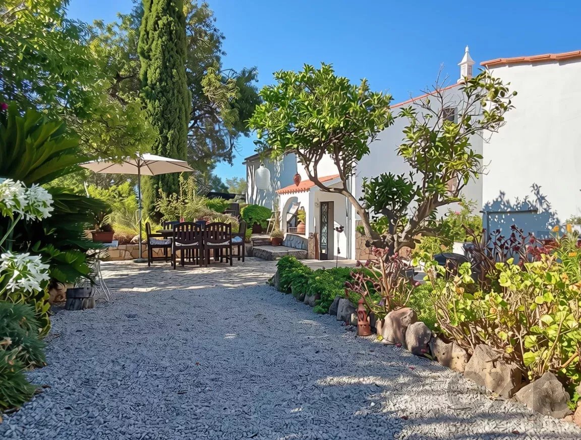 Exclusive property with five independent units and investment potential