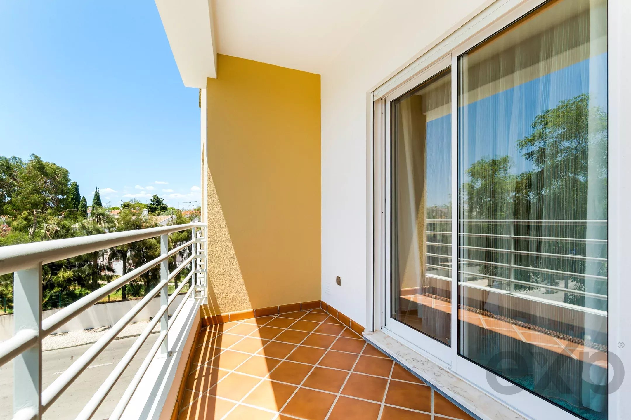 Furnished 2-bedroom apartment with terrace and parking in the centre of Cabanas de Tavira