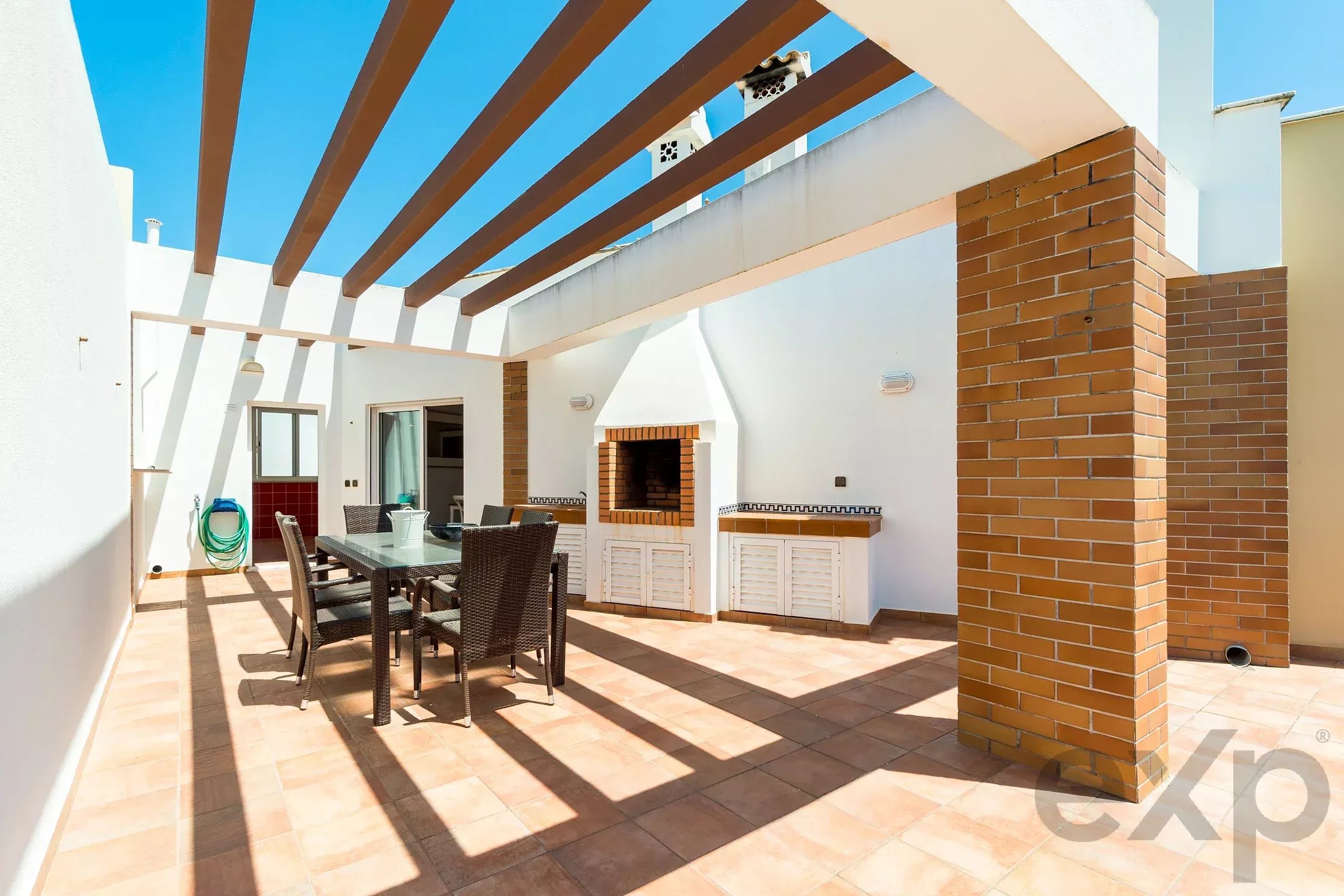 Furnished 2-bedroom apartment with terrace and parking in the centre of Cabanas de Tavira