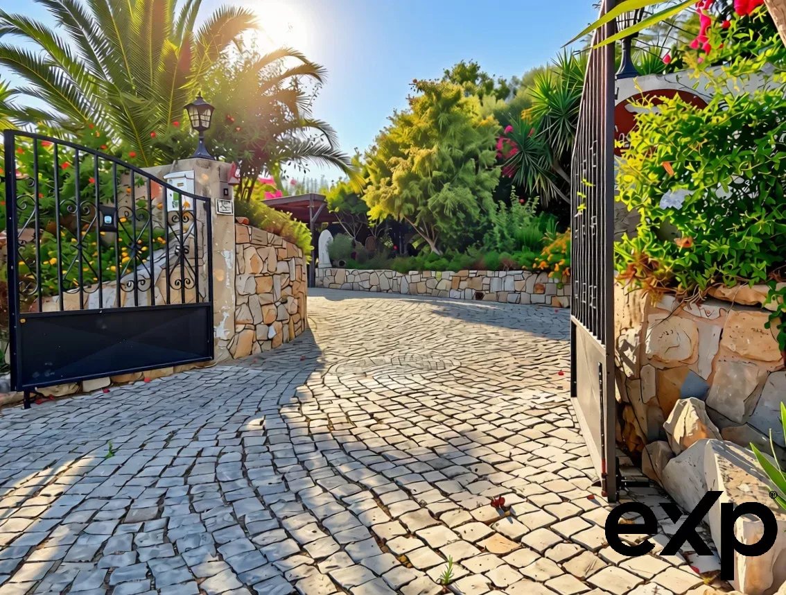 Exclusive property with five independent units and investment potential