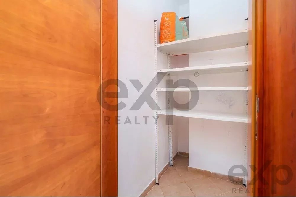 Spacious 4 bedroom apartment in Olhão, located in a luxurious condominium with two shared swimming pools and gym. Expansive interiors and terrace.