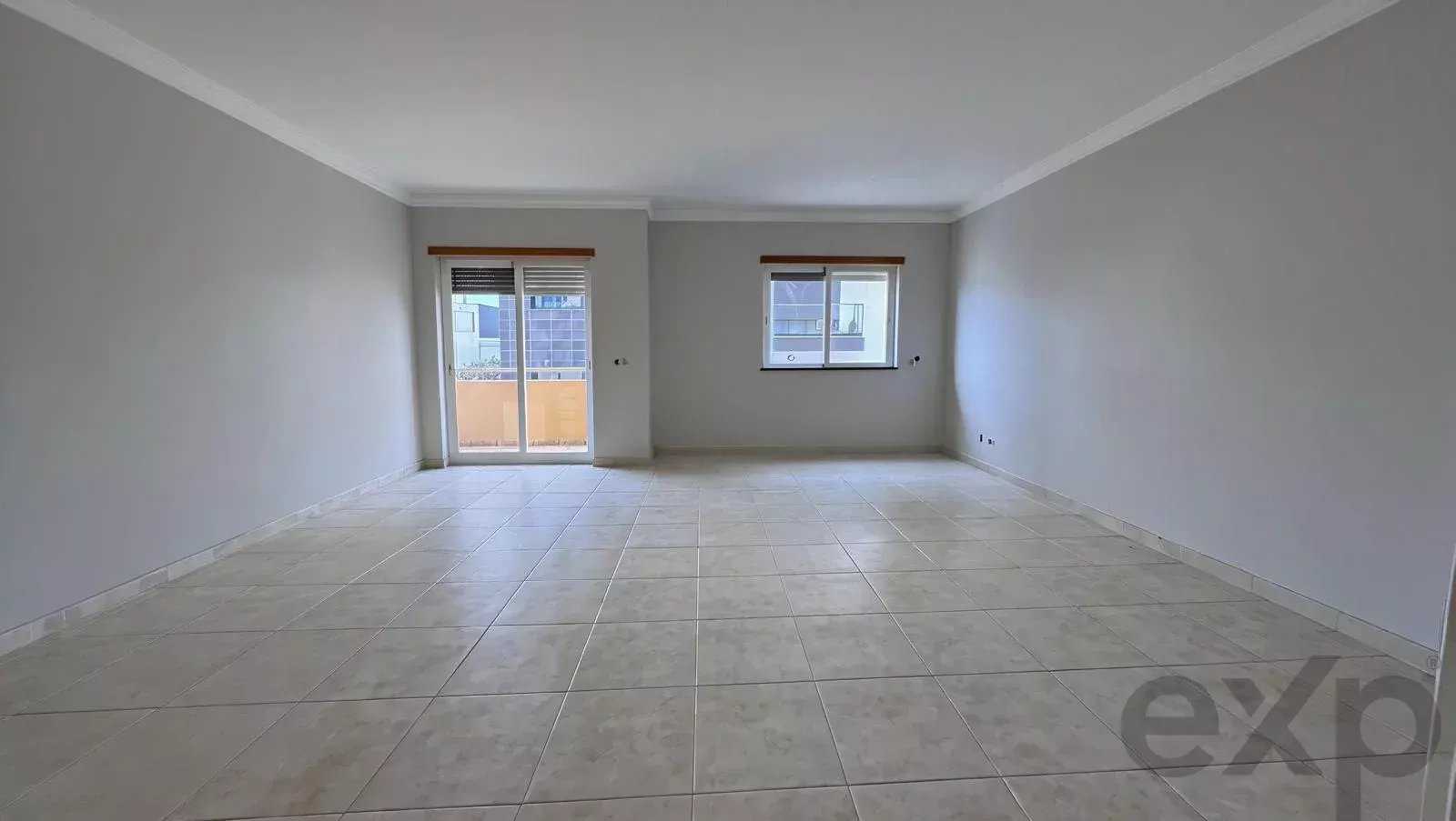 Spacious 3-Bedroom Apartment in Quelfes, Olhão