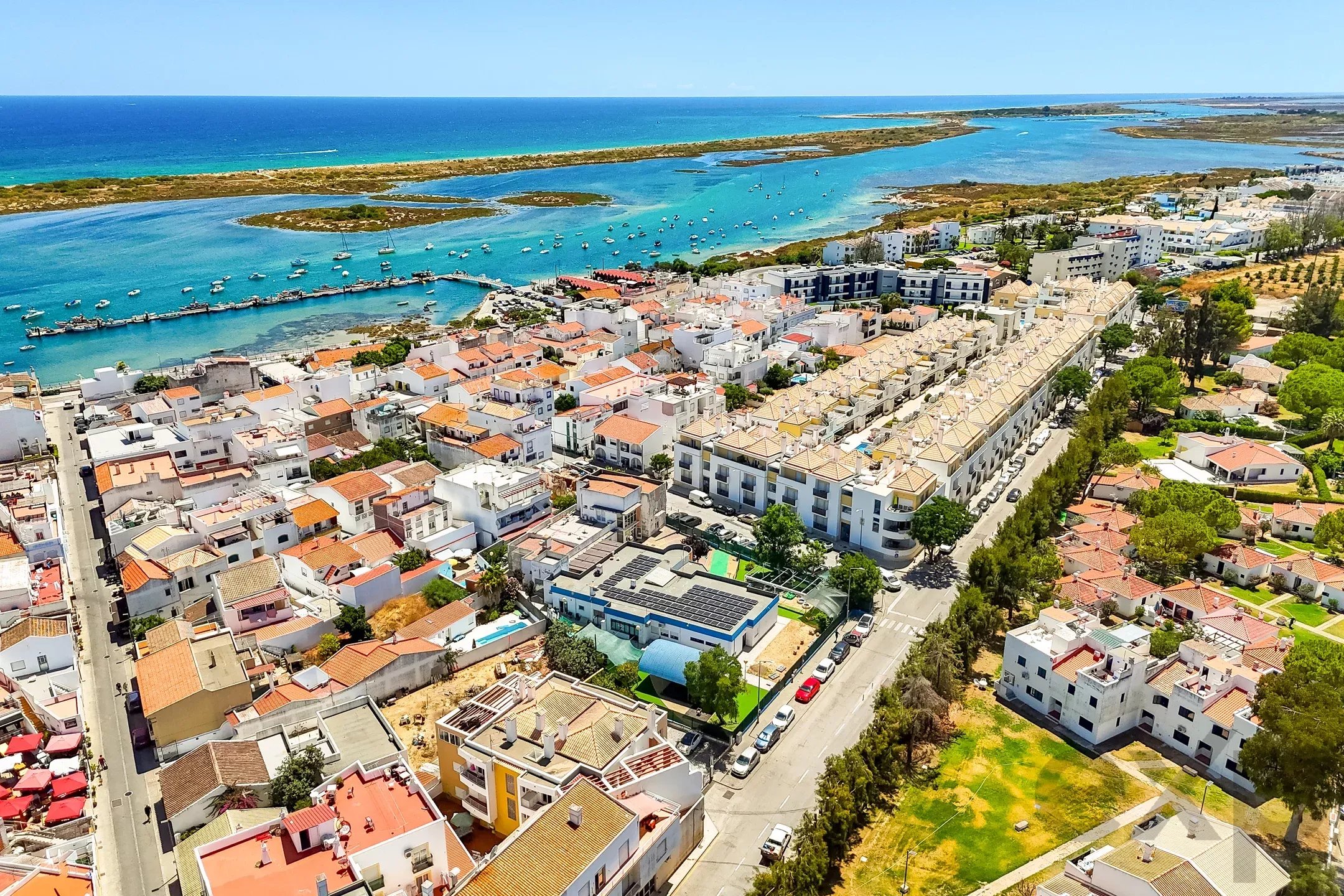 Furnished 2-bedroom apartment with terrace and parking in the centre of Cabanas de Tavira