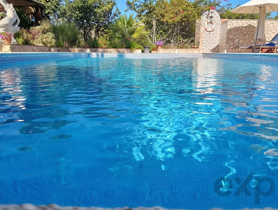 Exclusive property with five independent units and investment potential