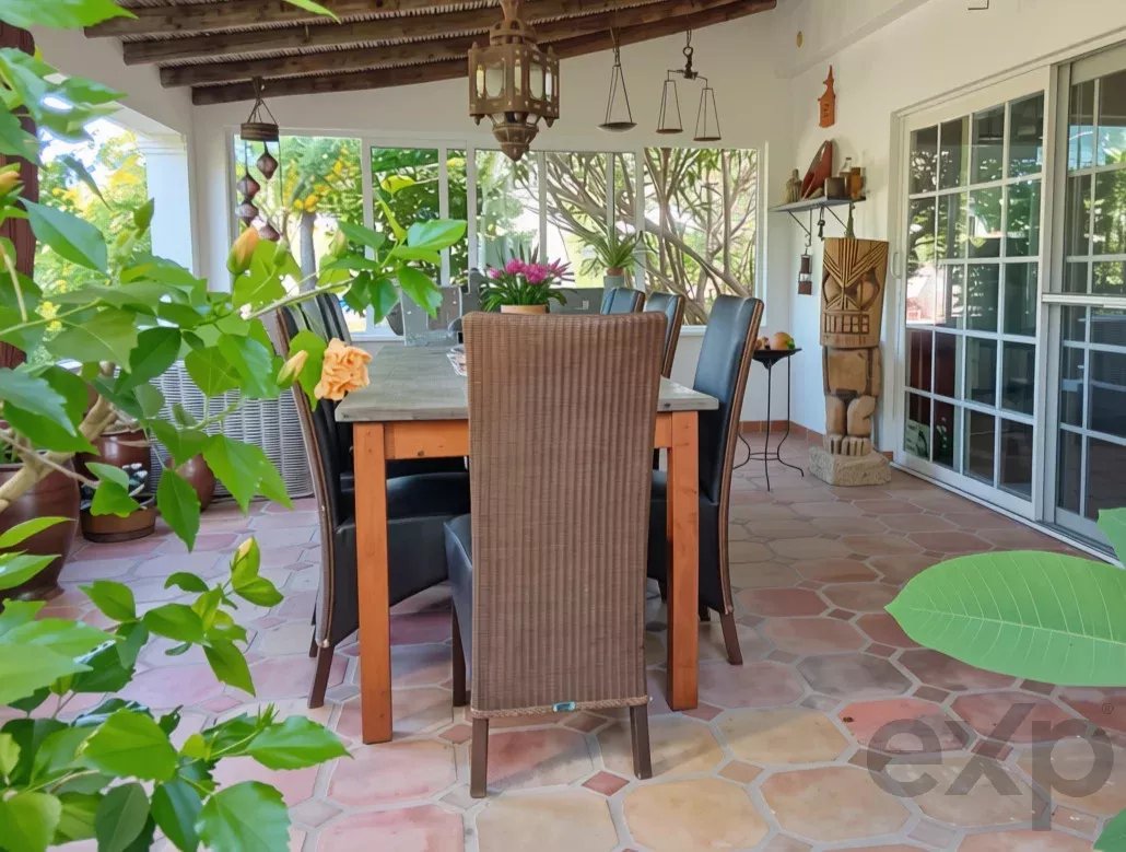 Exclusive property with five independent units and investment potential