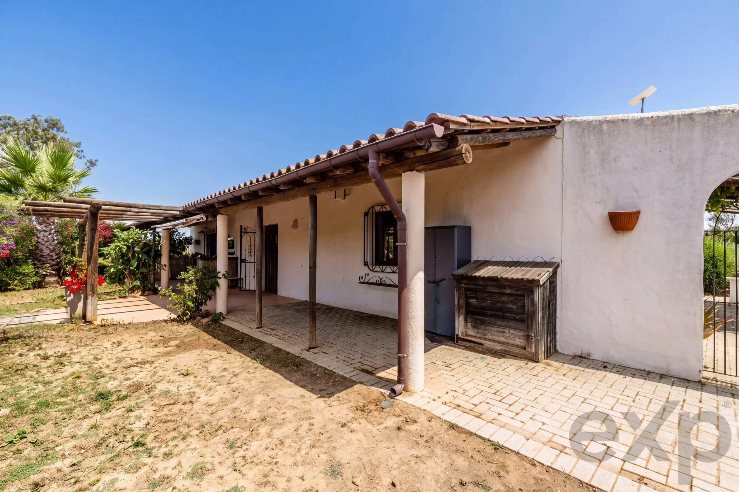 Beautiful Family Home with Equestrian Facilities Set in 2.3 hectares