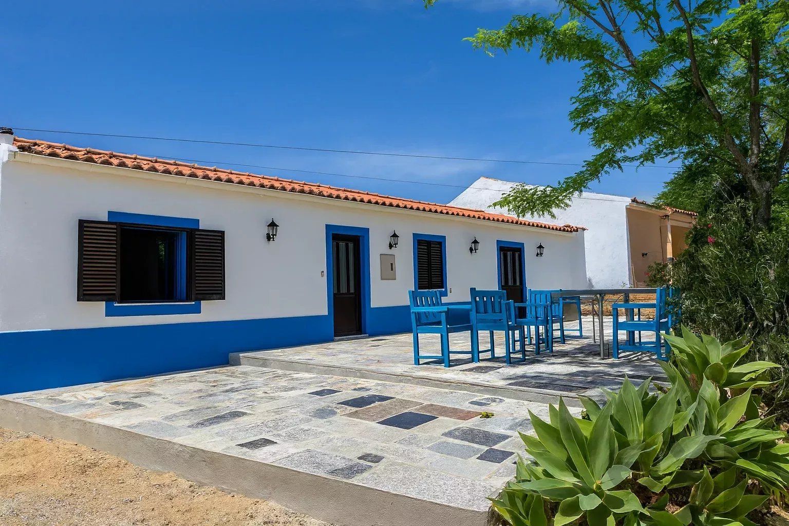 Typical Algarve house with studios, swimming pool and mountain views.