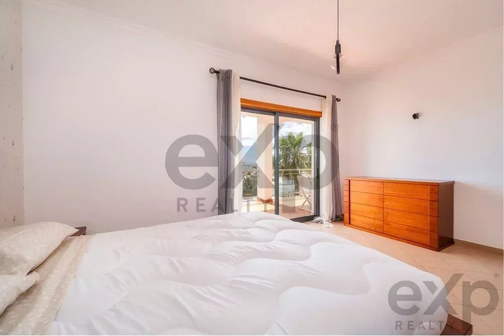 Spacious 4 bedroom apartment in Olhão, located in a luxurious condominium with two shared swimming pools and gym. Expansive interiors and terrace.