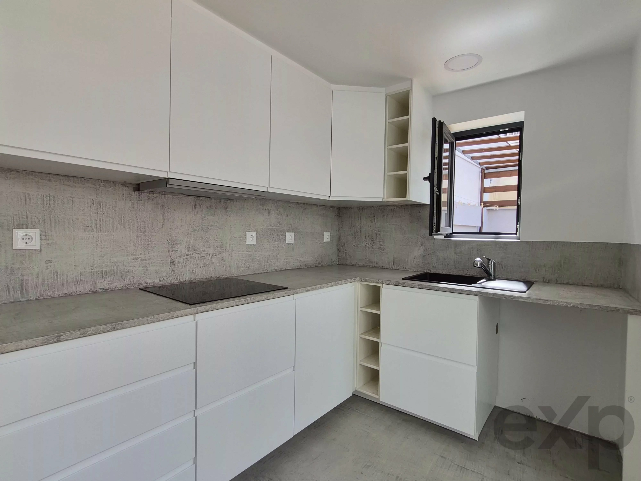 New house, 2 bedrooms, large patio, Alvor center
