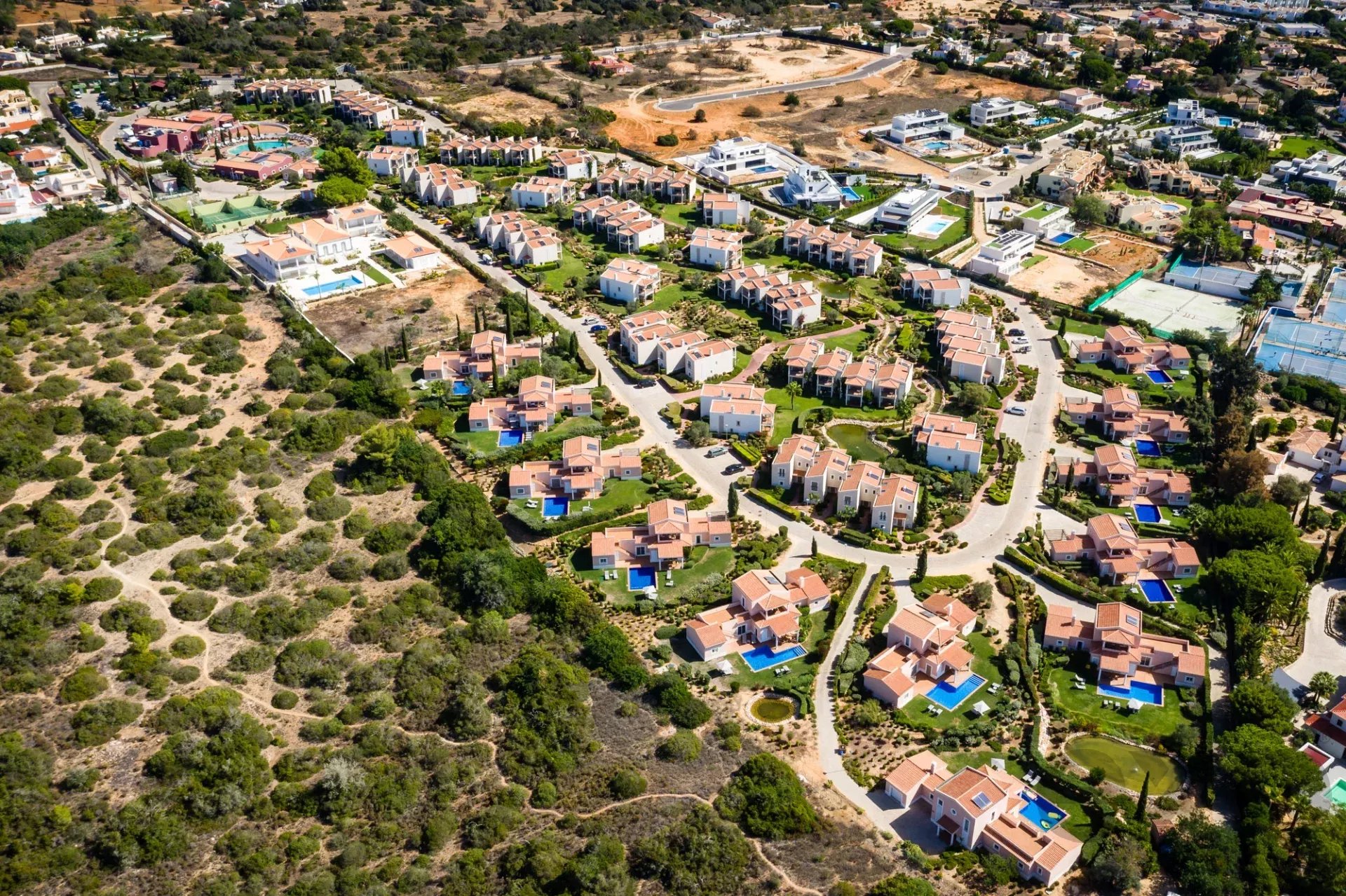 Modern T4 Villa with Private Pool in Vale da Lapa Resort