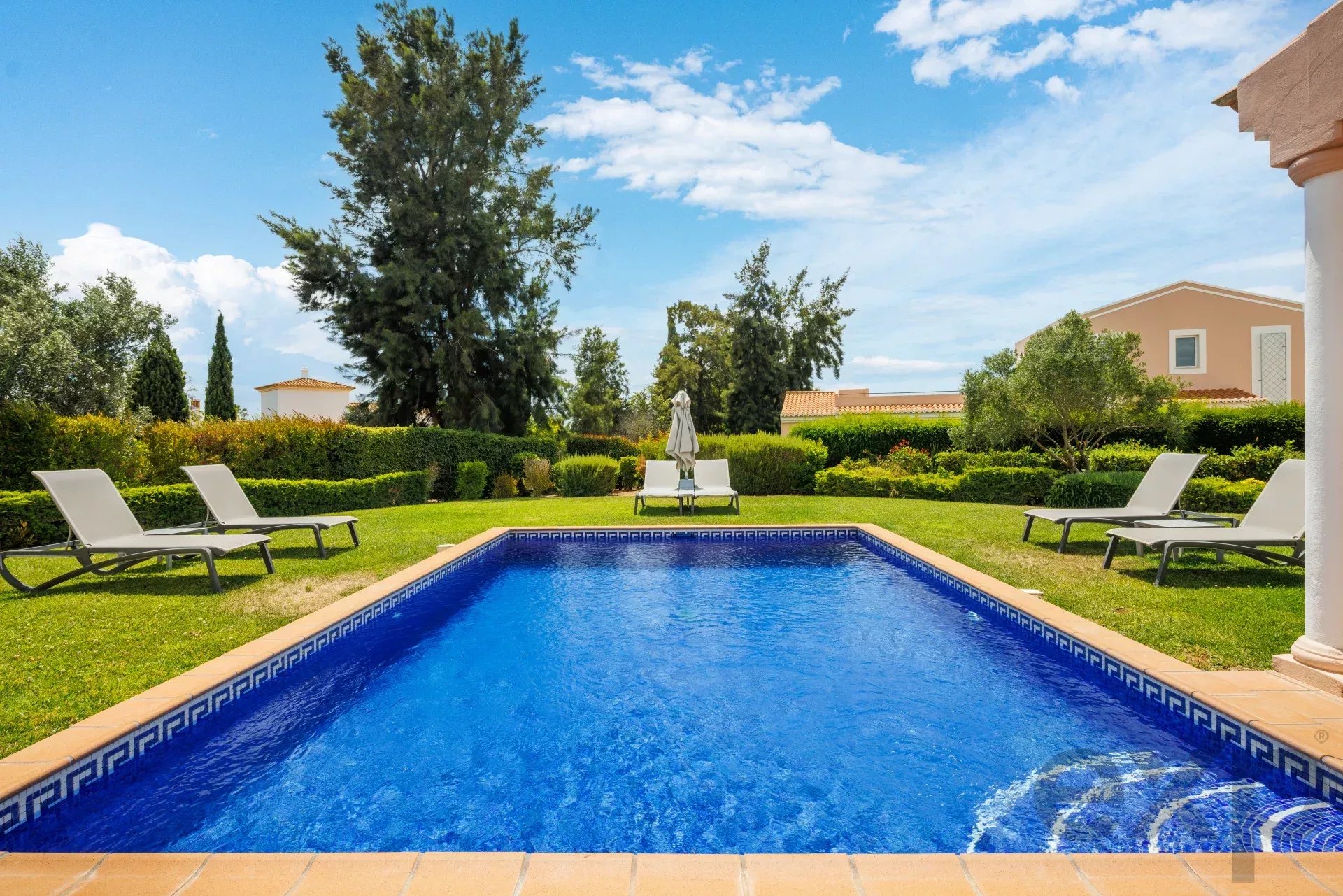 Modern T4 Villa with Private Pool in Vale da Lapa Resort