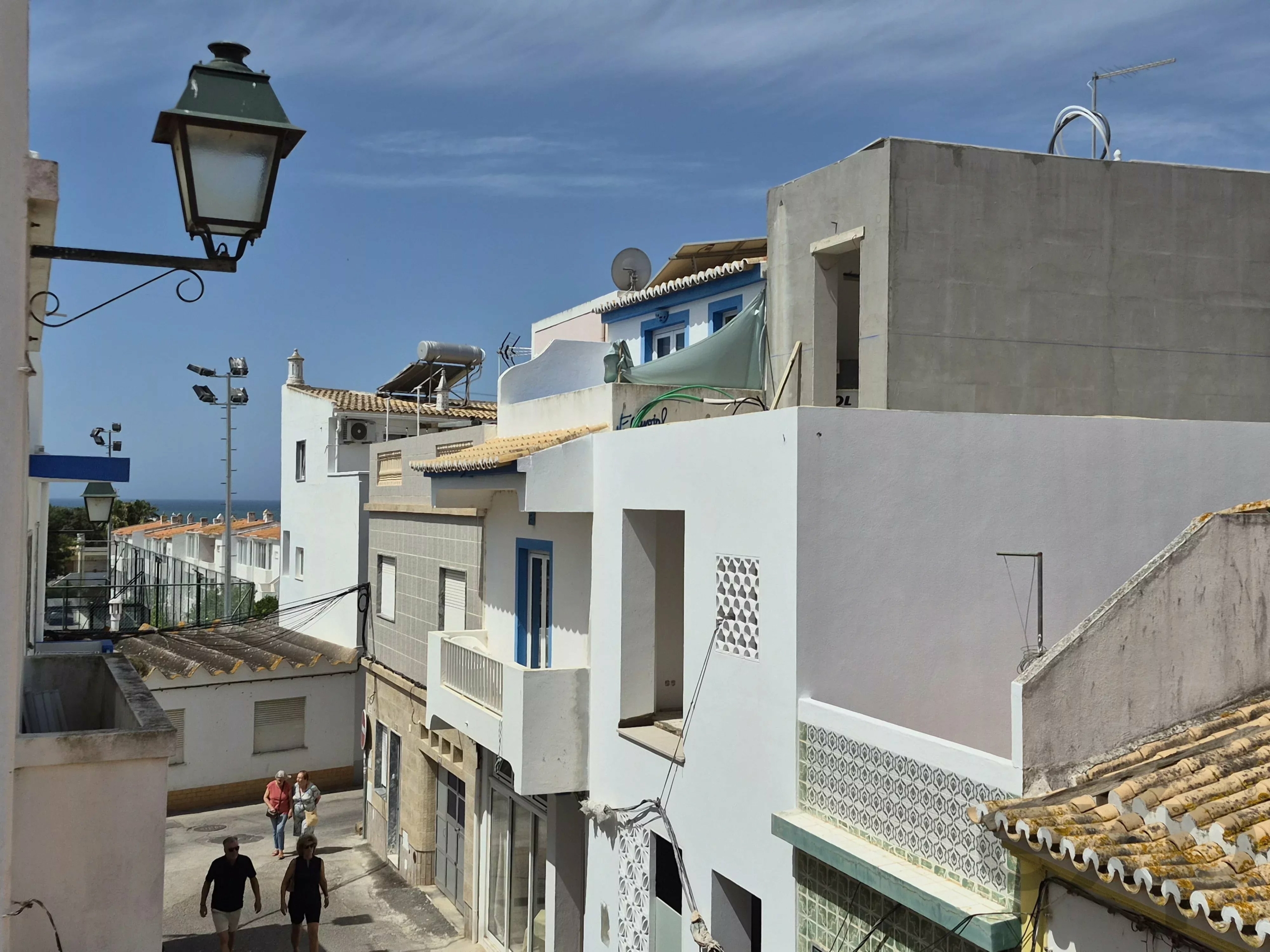 New house, 2 bedrooms, large patio, Alvor center