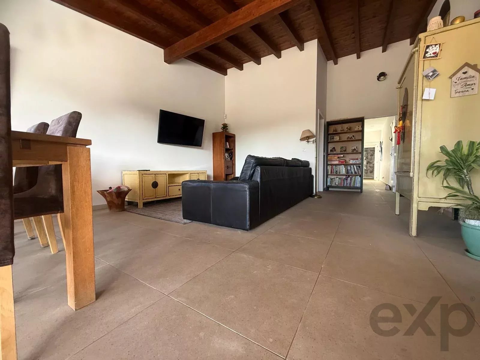 Villa individuelle en Algarve, rénovée en 2023. 4 chambres, 2 salles de bain, 108 m² sur un terrain de 1.100 m². Permis d’agrandissement jusqu’à 300 m². Jardin orienté au sud, piscine, à proximité de l’aéroport de Faro. Idéale pour Airbnb ou pour y vivre en famille.