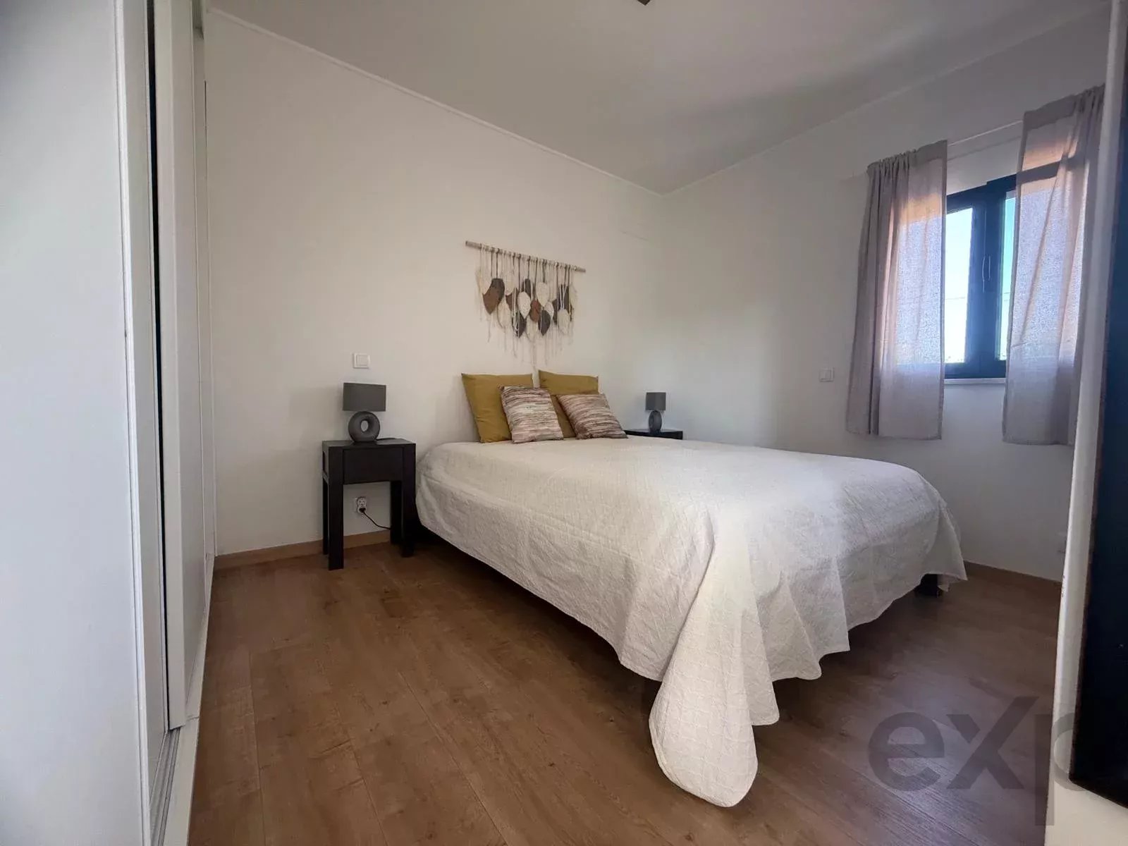 Villa individuelle en Algarve, rénovée en 2023. 4 chambres, 2 salles de bain, 108 m² sur un terrain de 1.100 m². Permis d’agrandissement jusqu’à 300 m². Jardin orienté au sud, piscine, à proximité de l’aéroport de Faro. Idéale pour Airbnb ou pour y vivre en famille.