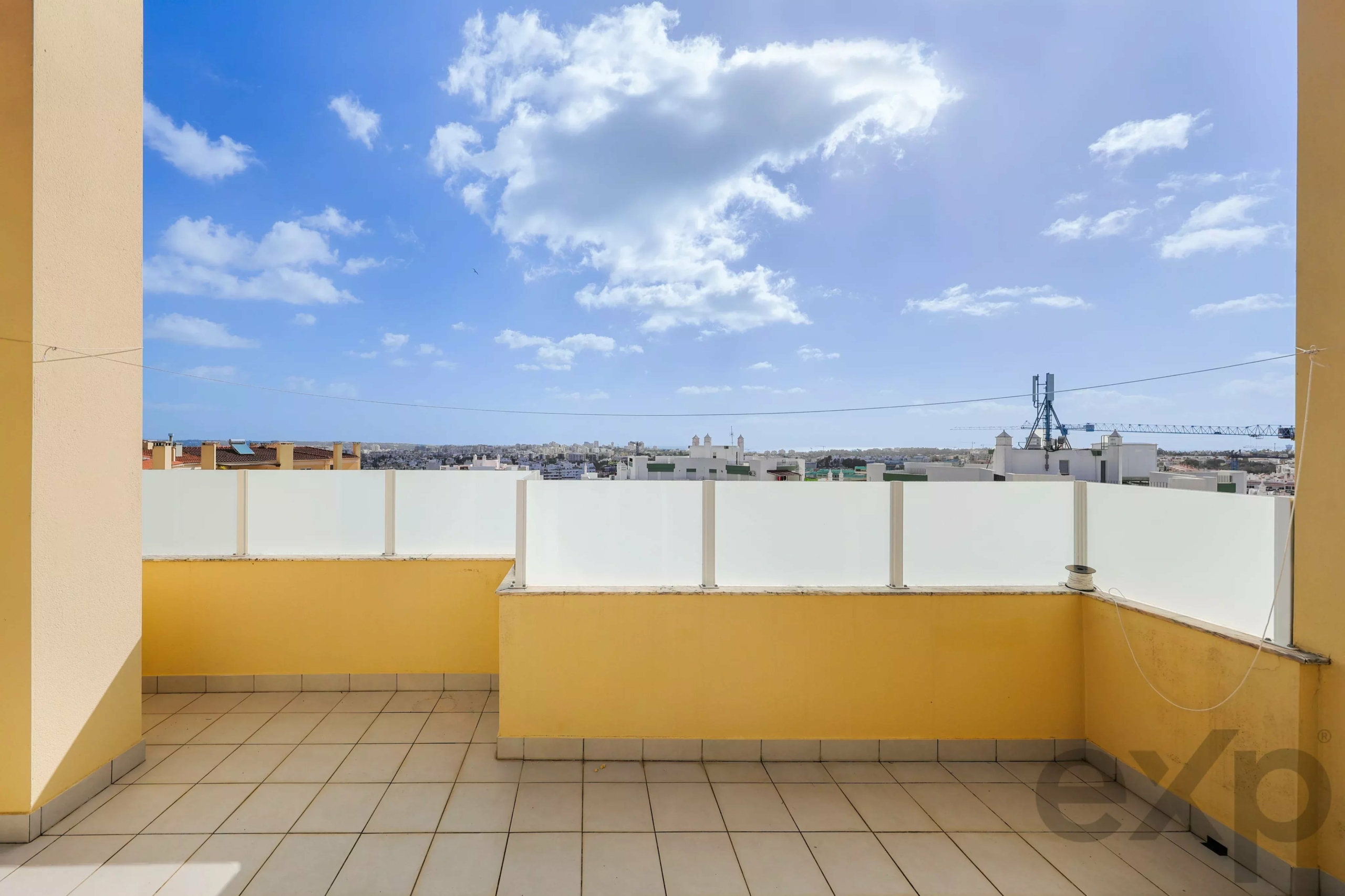 Penthouse exclusif de 3 chambres avec terrasse privée de 119 m², vue mer Portimão et Alvor, et vues panoramiques