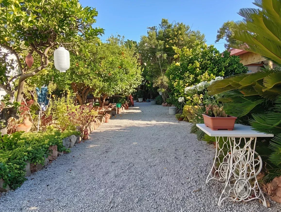Exclusive property with five independent units and investment potential