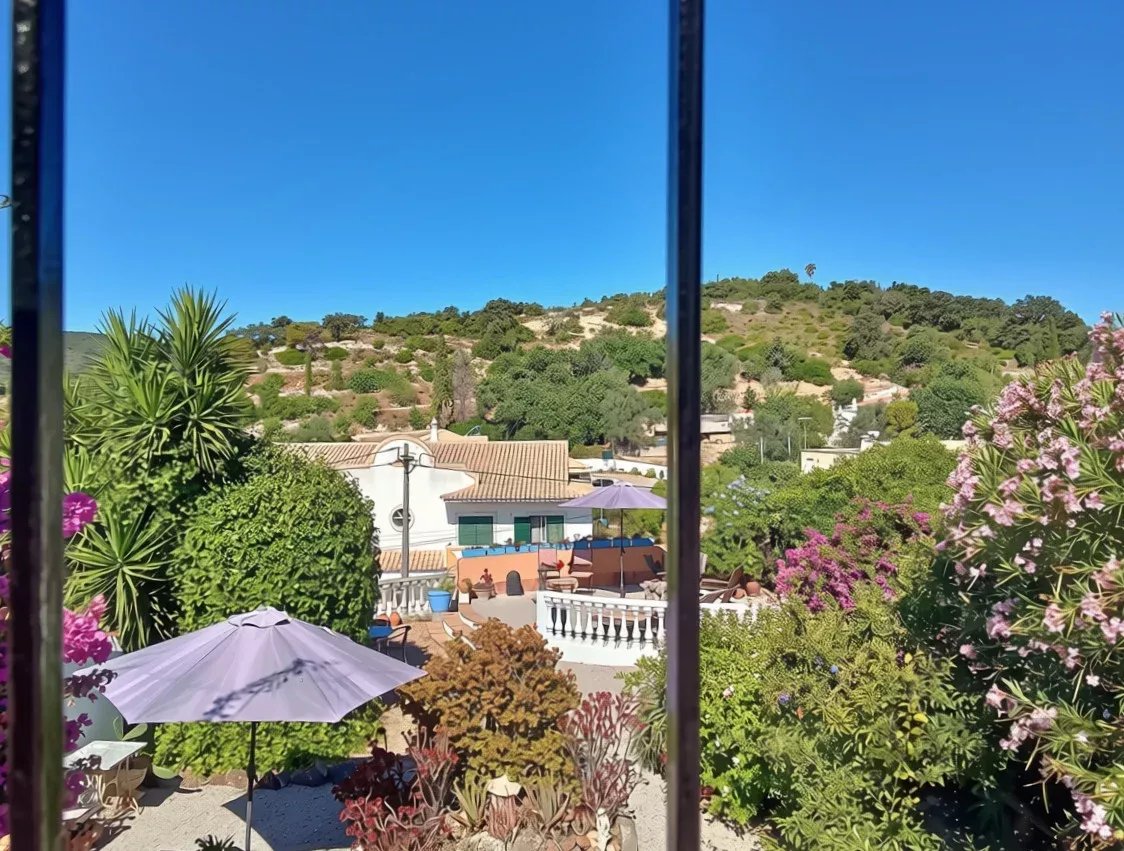Exclusive property with five independent units and investment potential