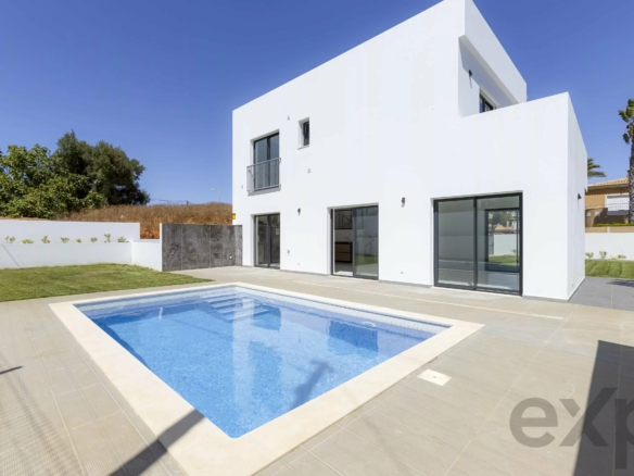 Moradia Nova com Piscina Privada, a Poucos Passos da Meia Praia, Lagos