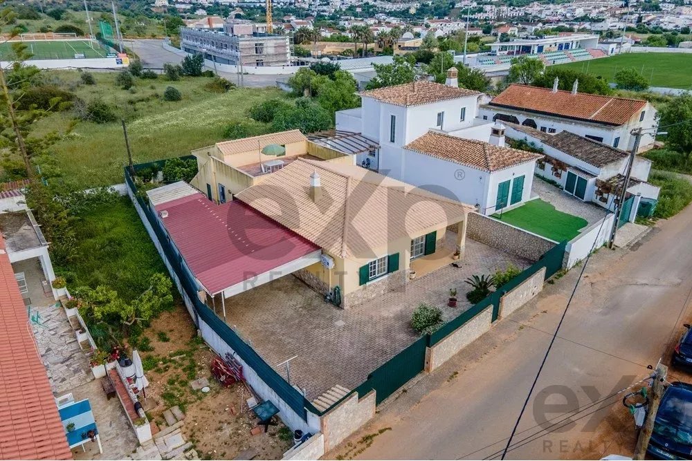 “Moradia isolada de 3 quartos com jardim, estacionamento coberto, vista para o campo, perto da N125 e comércio.”