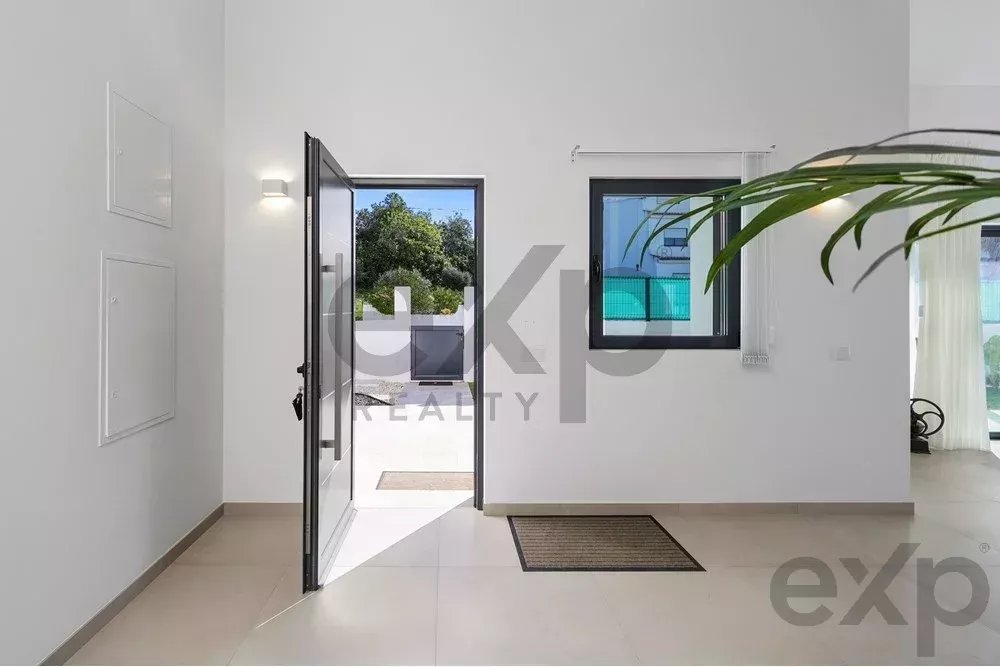 New T4 villa 5 min car to the Beach.