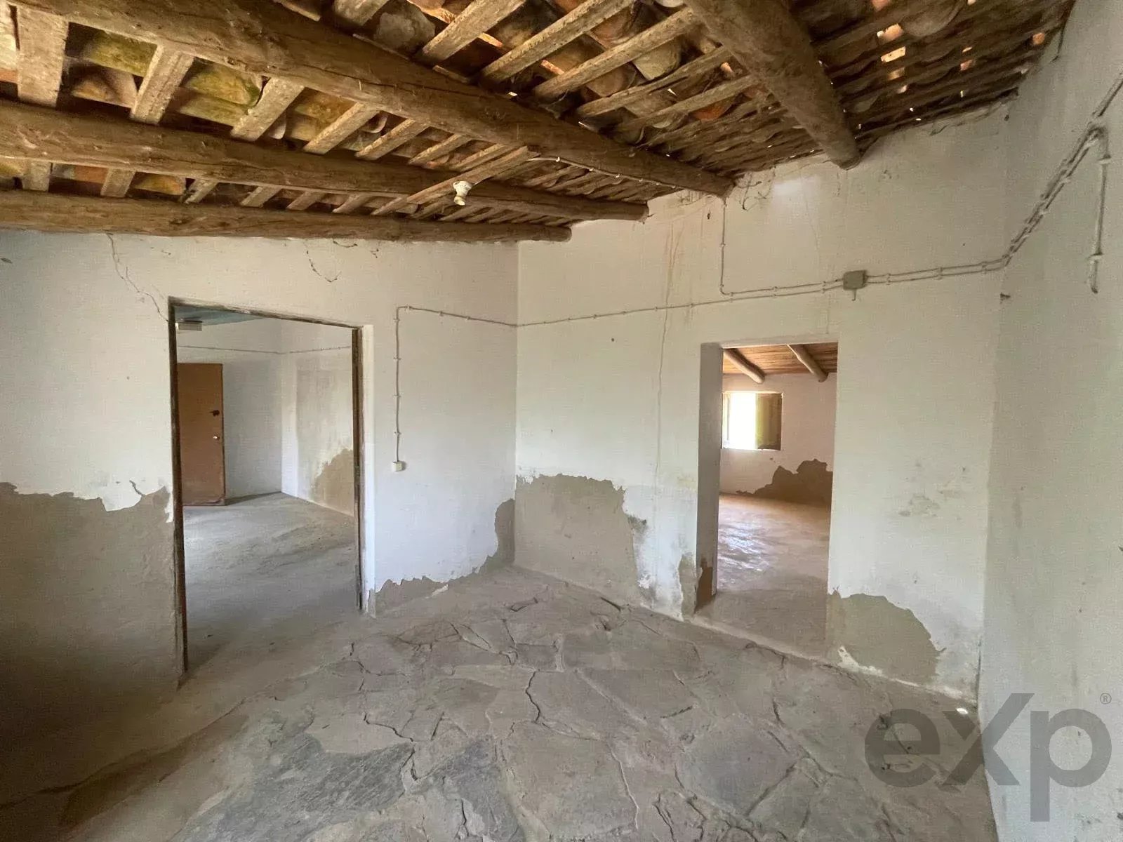 Traditional Farmhouse with Exceptional Equestrian Potential in São Marcos da Serra