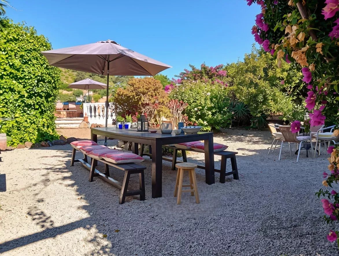 Exclusive property with five independent units and investment potential