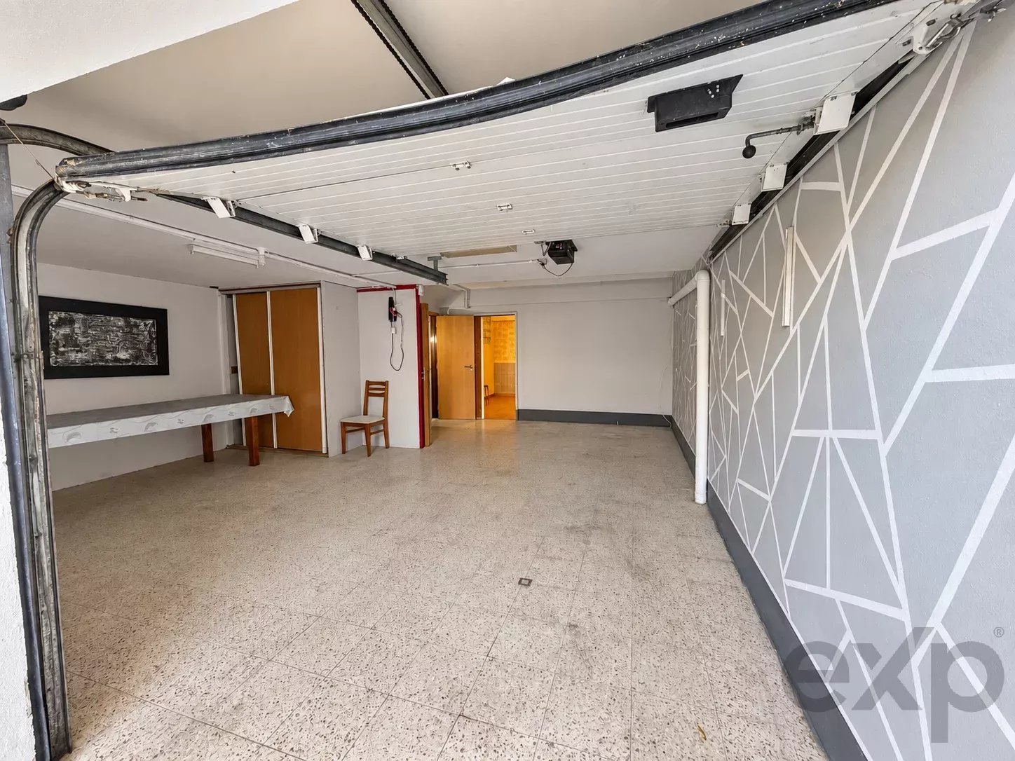 Maison T3+1 avec des espaces surprenants, immense sous-sol, garage et vaste espace extérieur à Gambelas