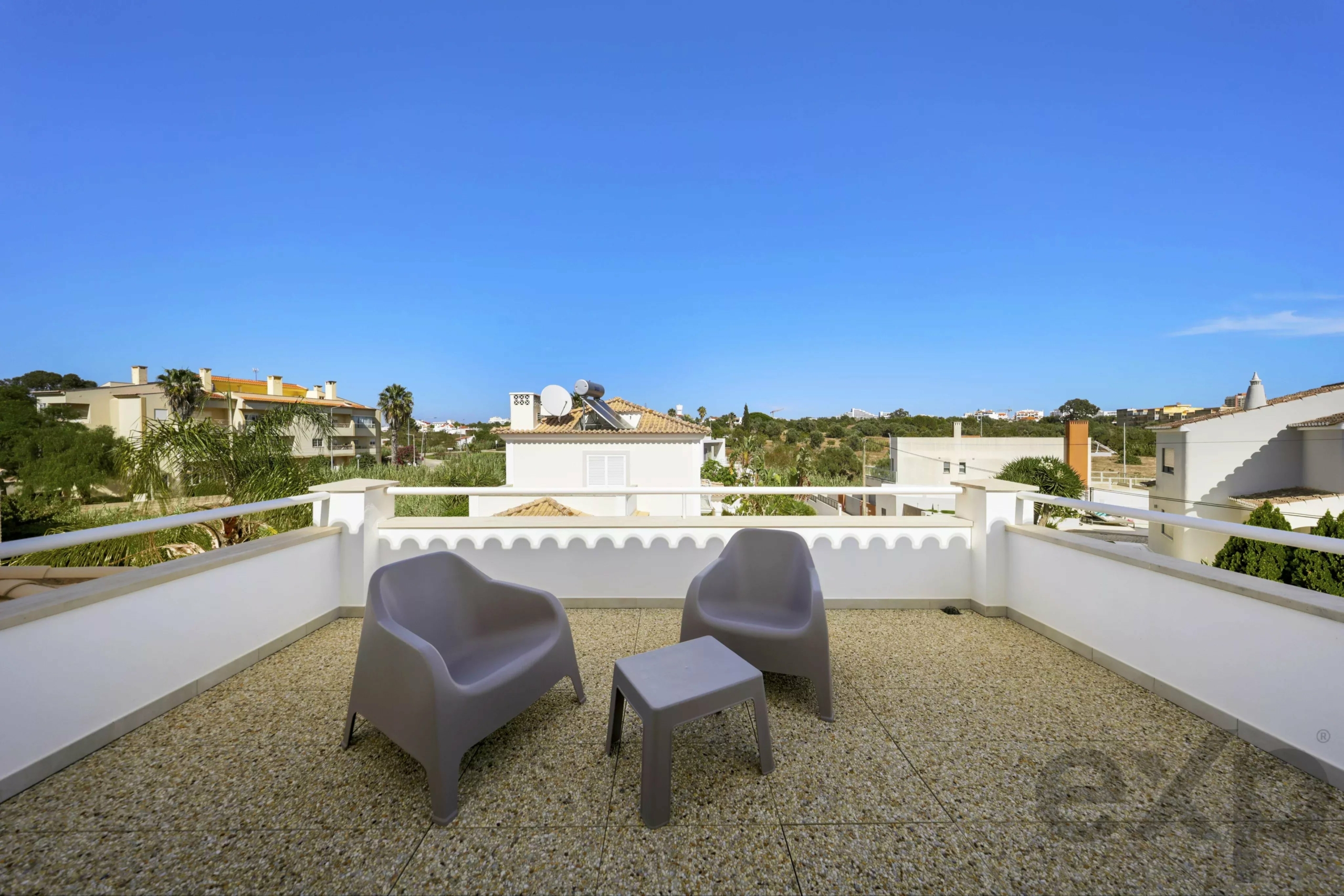 Detached villa with pool and garage, 5 minutes walk from Praia do Vau - Portimão