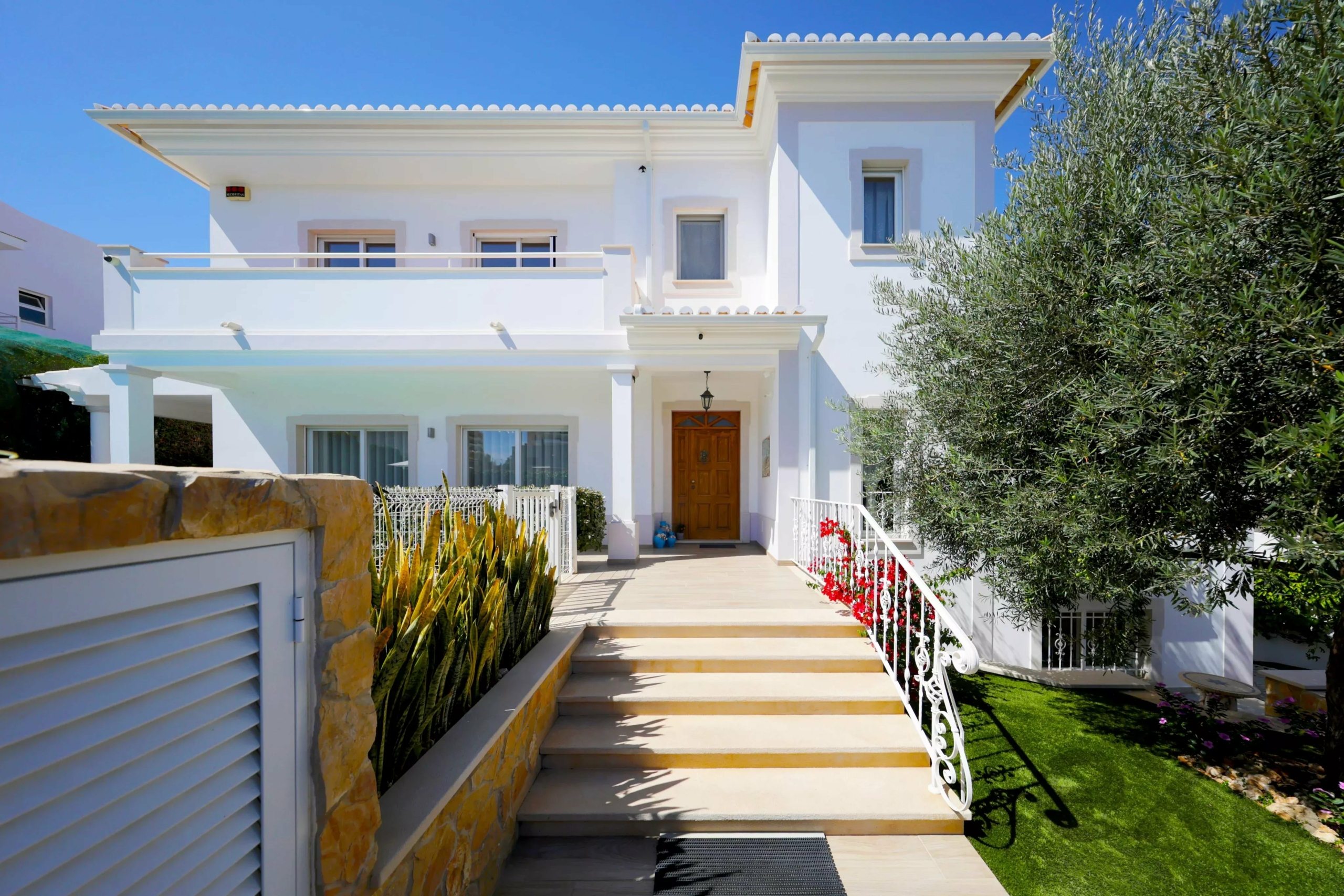 Detached villa with pool and garage, 5 minutes walk from Praia do Vau - Portimão